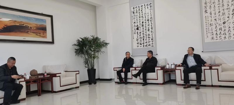 公司與哈密市政府領(lǐng)導(dǎo)洽談公司新疆發(fā)展思路，加大助力新疆能源發(fā)展！